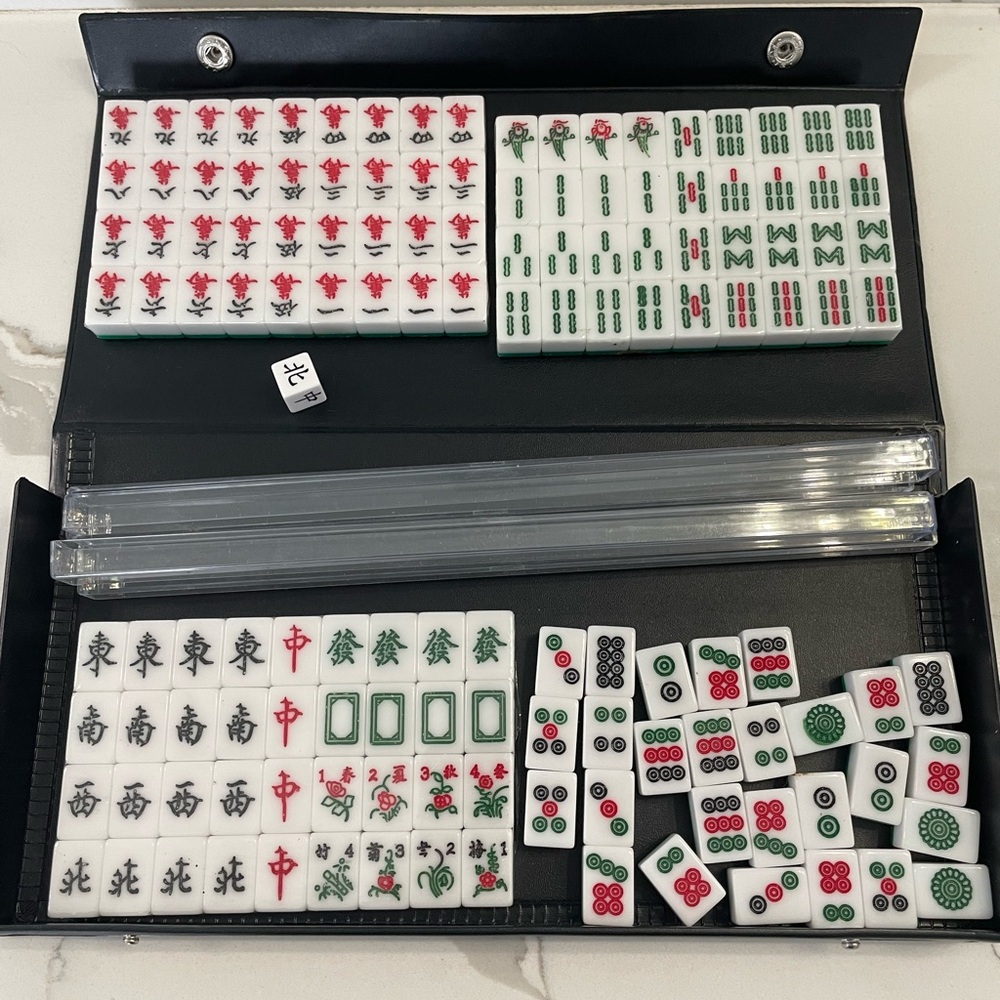 Black Mahjong Set with White Characters - Picture 3 of 4